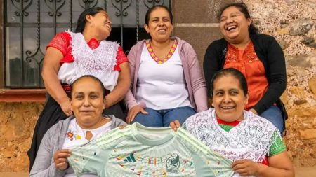 Artesanas de la Sierra Norte de Puebla dan toque de tradición a los uniformes de la Selección Mexicana