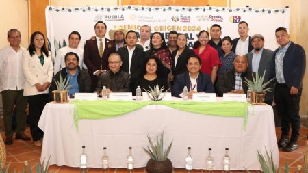 Reconoce Gobierno de Puebla a mezcaleros poblanos