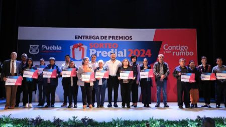 Entrega Ayuntamiento de Puebla premios a ganadores del sorteo predial 2024